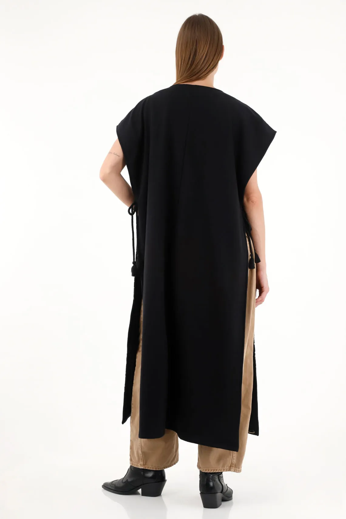 Poncho tipo capa negro bordado para mujer